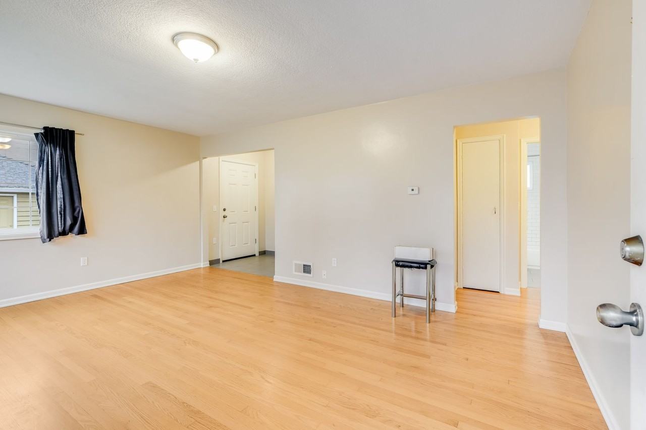 4811 N Maryland Ave - Photo 2 of 12