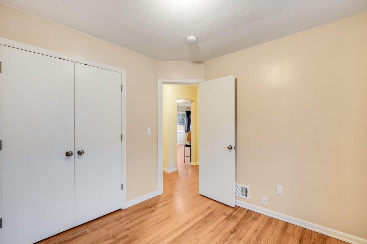 4811 N Maryland Ave - Photo 4 of 12