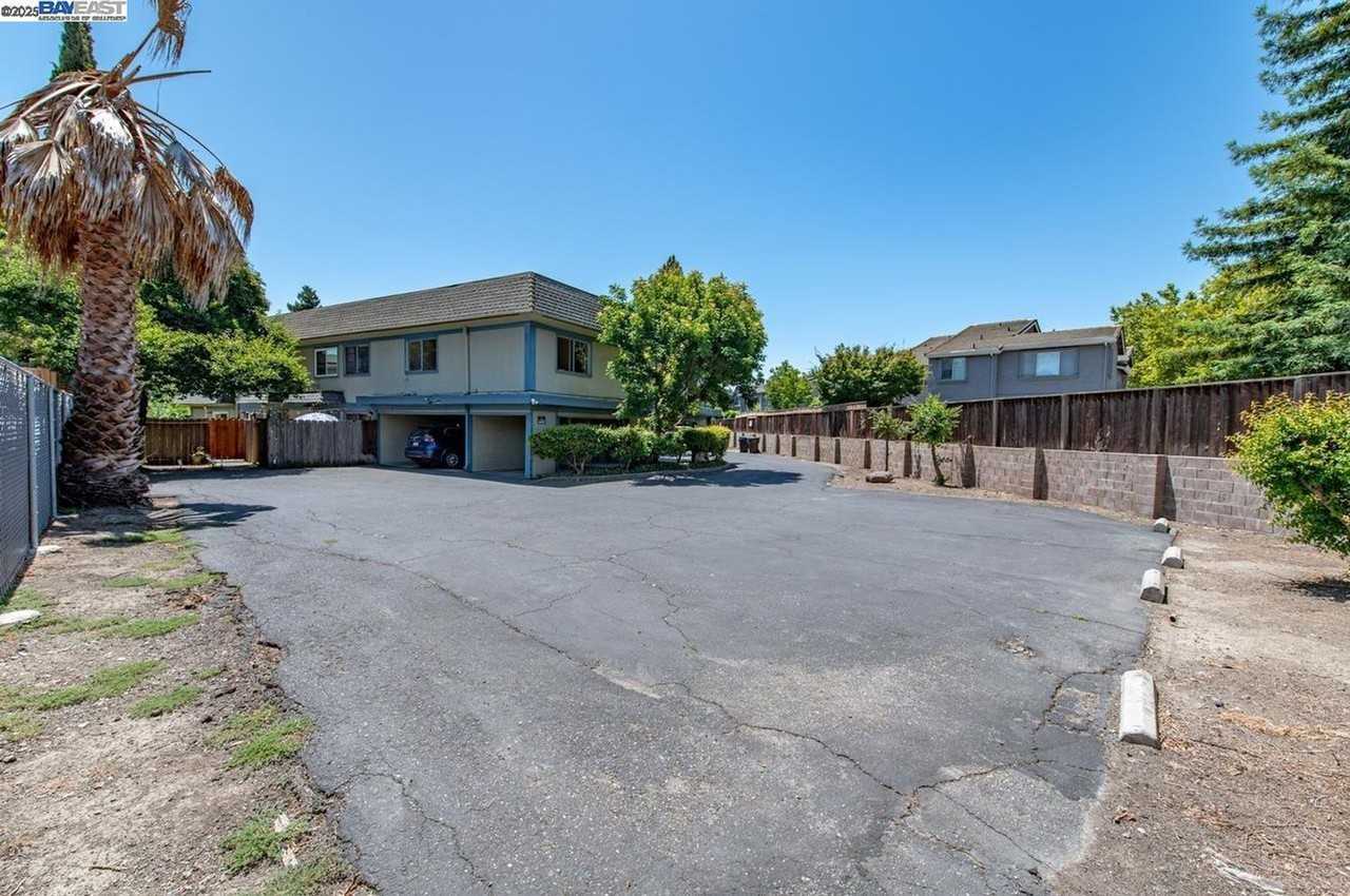 4327 Fairlands Dr - Photo 4 of 12