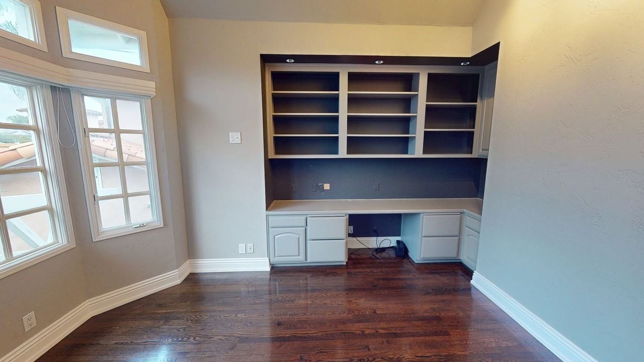 945 Bay Cir - Photo 4 of 37