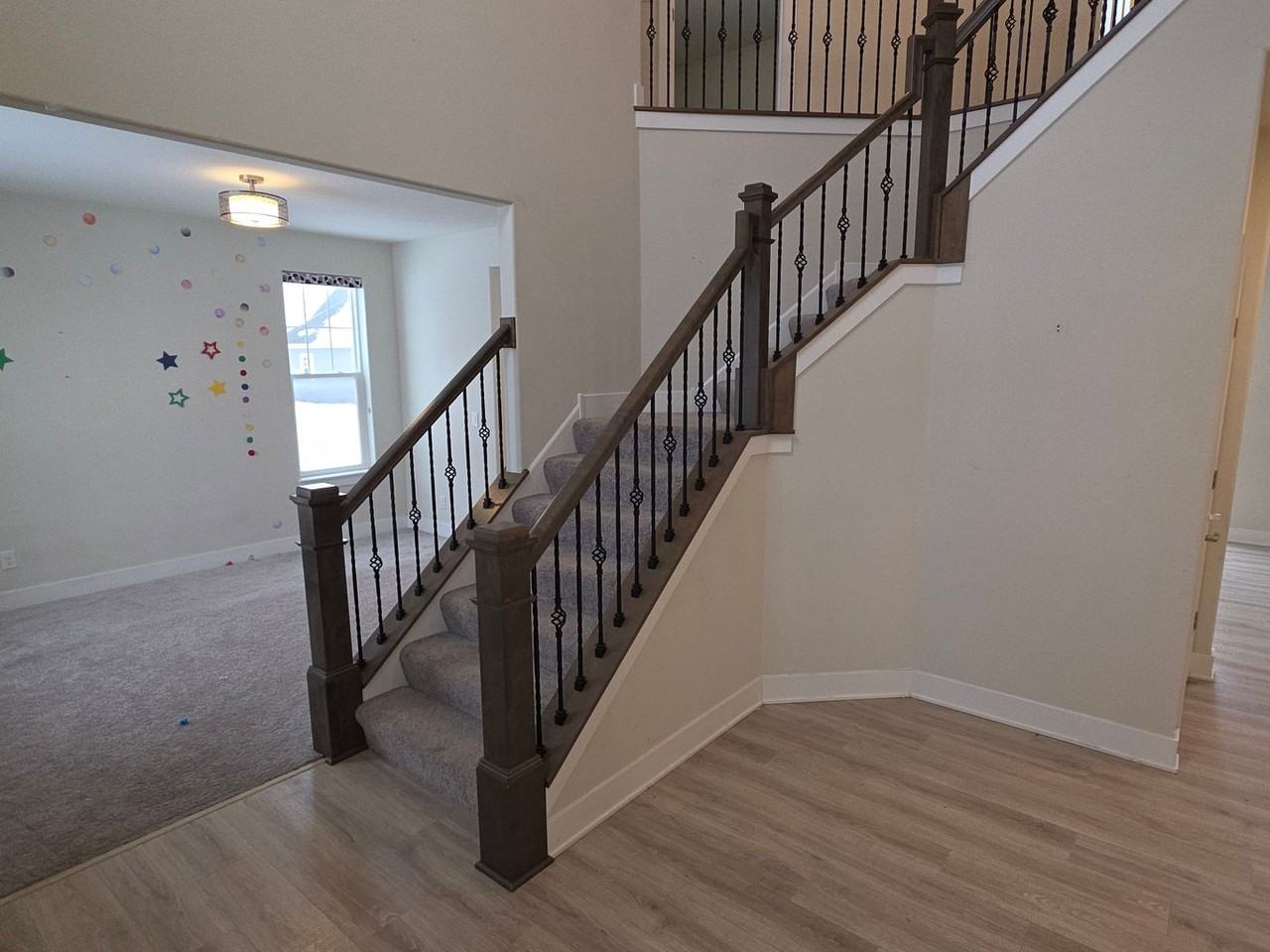 N65W23611 Hillview Dr - Photo 4 of 28