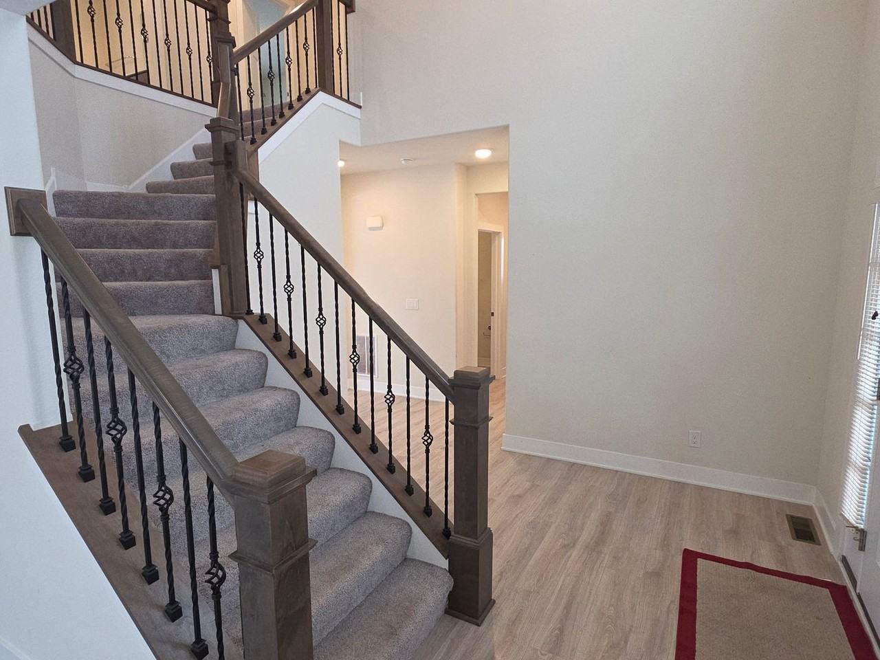 N65W23611 Hillview Dr - Photo 5 of 28