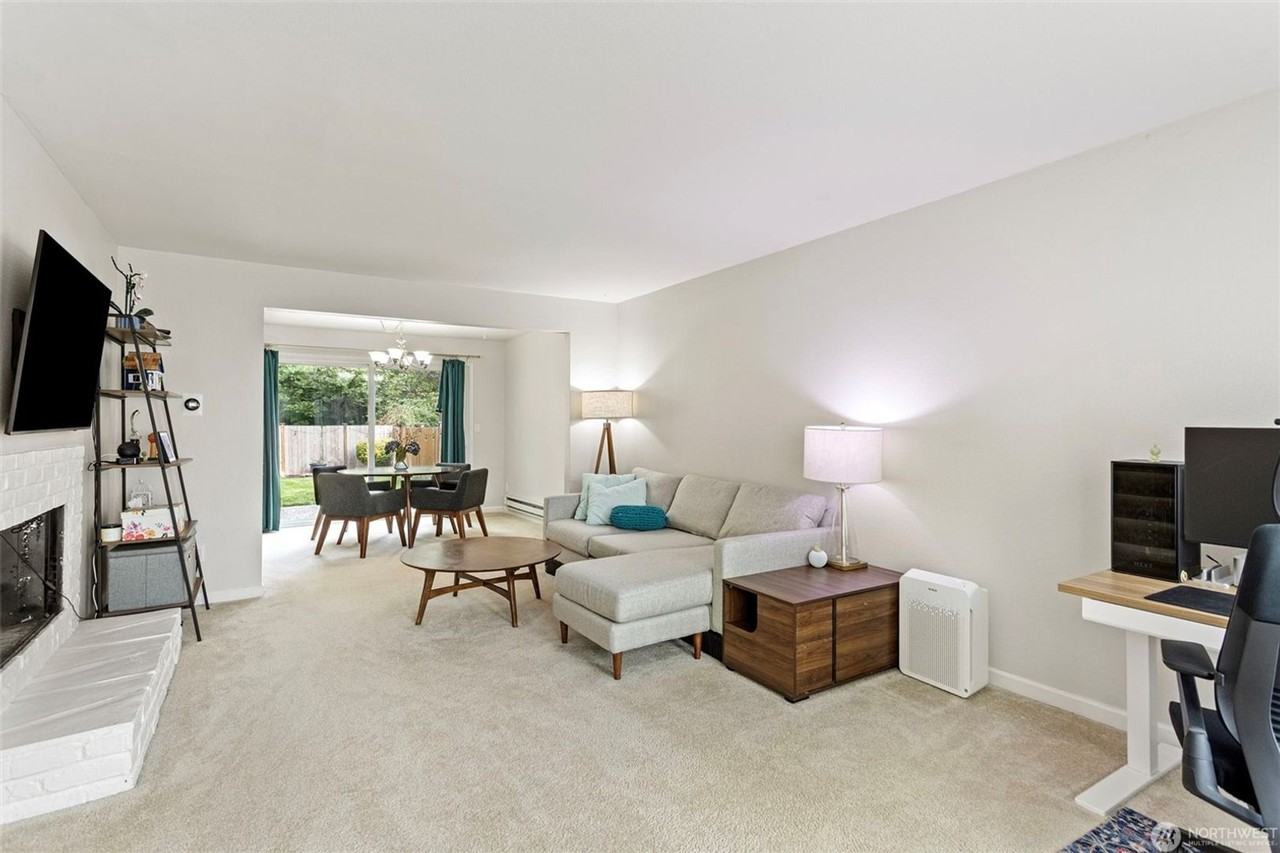 1520 Ne 195th St - Photo 2 of 18