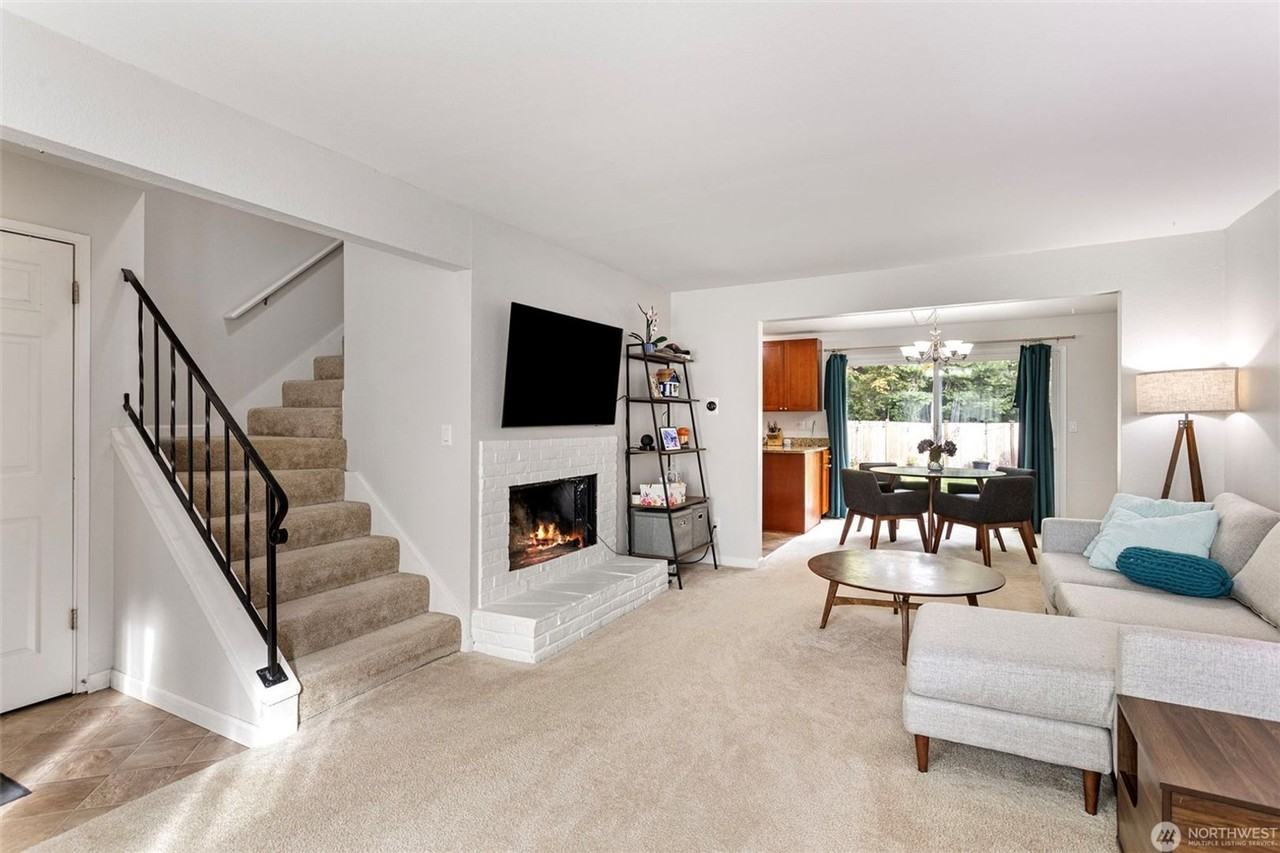 1520 Ne 195th St - Photo 3 of 18