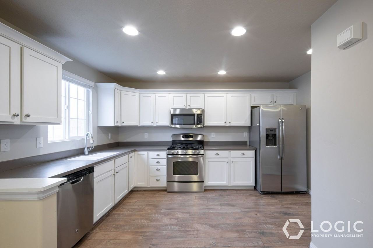 692 W Chase Ln - Photo 4 of 20