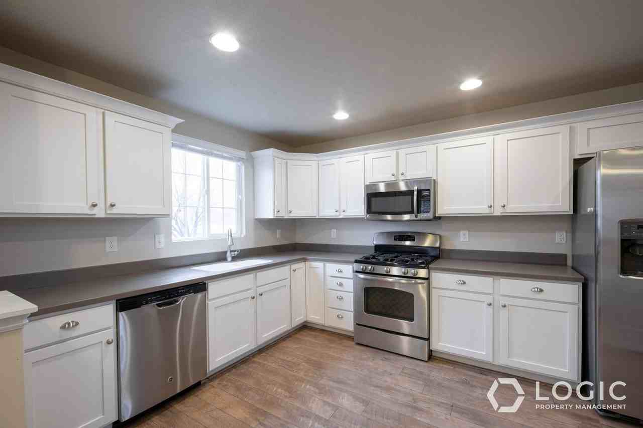 692 W Chase Ln - Photo 5 of 20