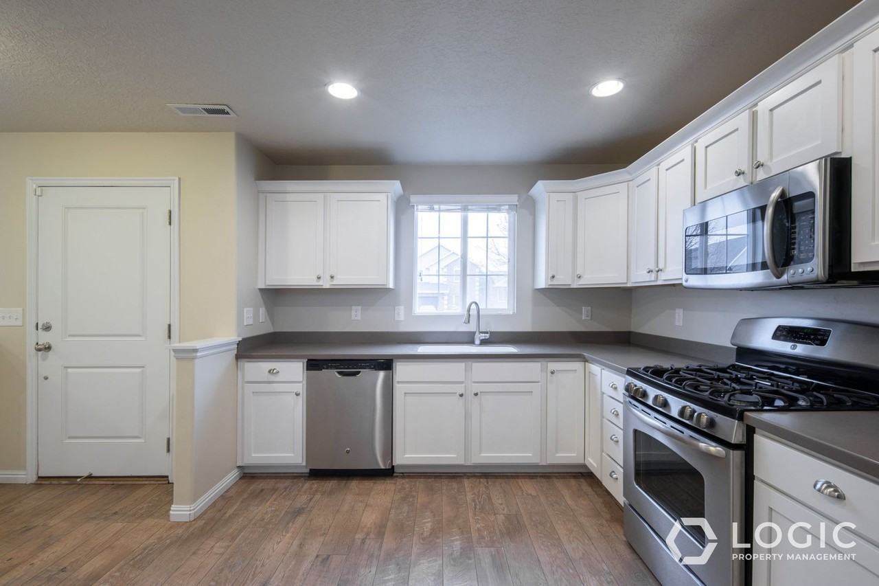 692 W Chase Ln - Photo 6 of 20