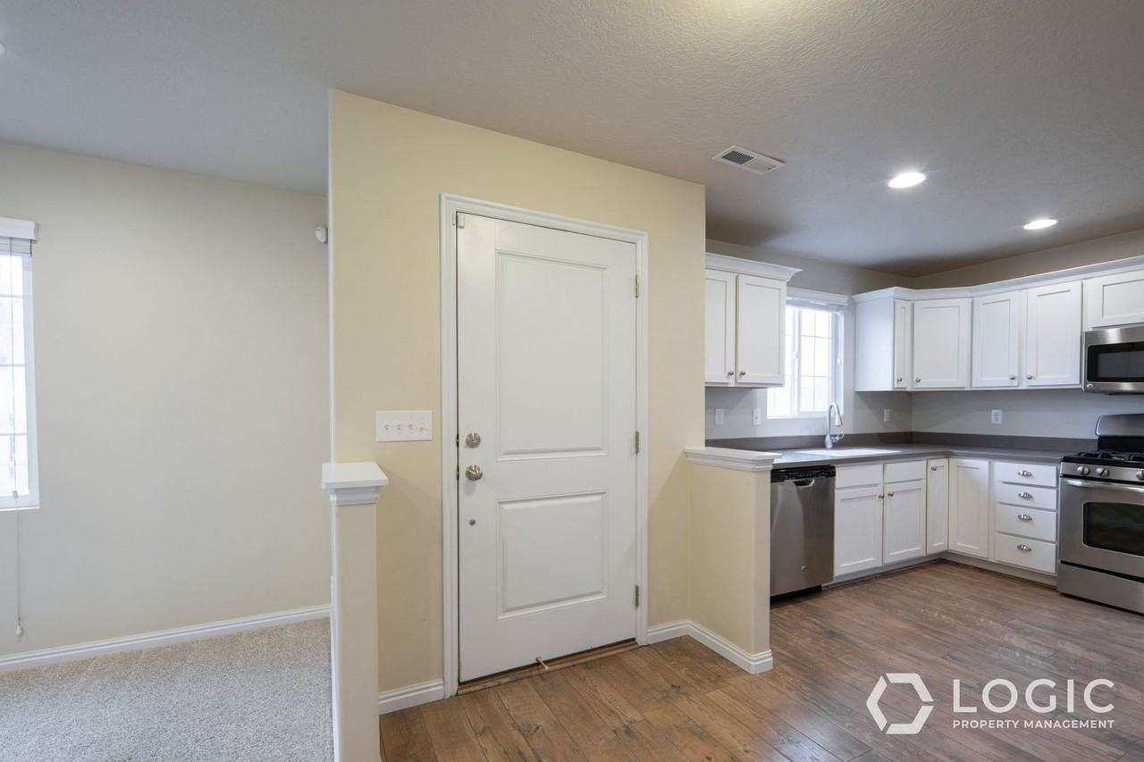 692 W Chase Ln - Photo 7 of 20