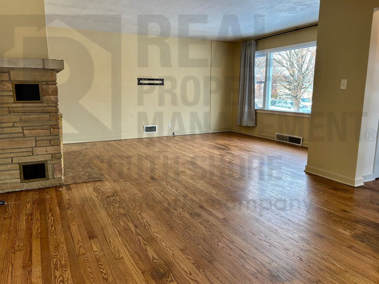 304 Beverly Pl - Photo 4 of 16