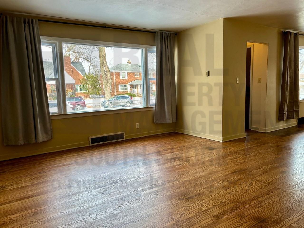 304 Beverly Pl - Photo 5 of 16