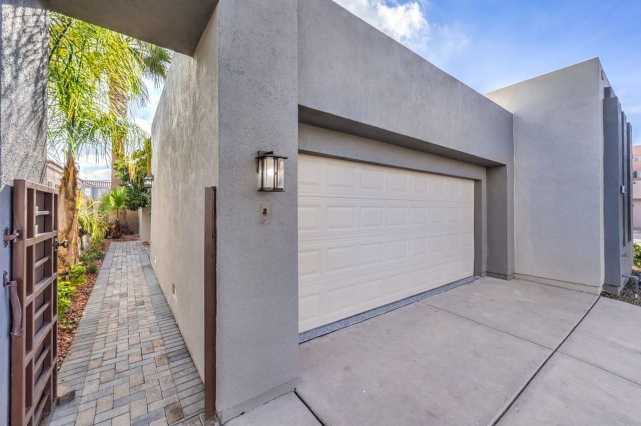 111 Twin Towers Ave - Photo 3 of 29