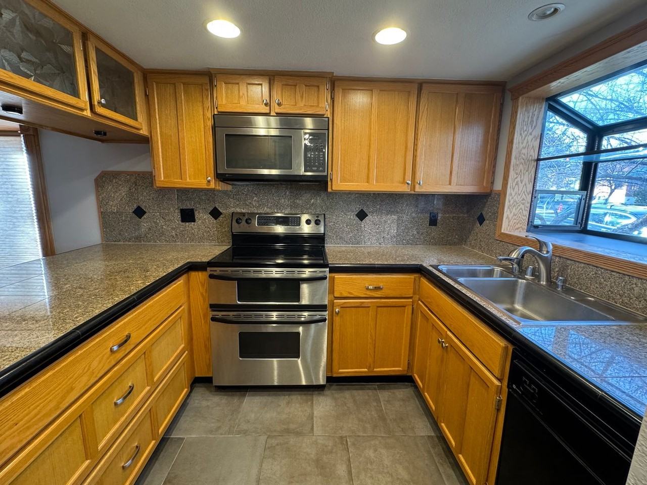 174 Mary St - Photo 2 of 16