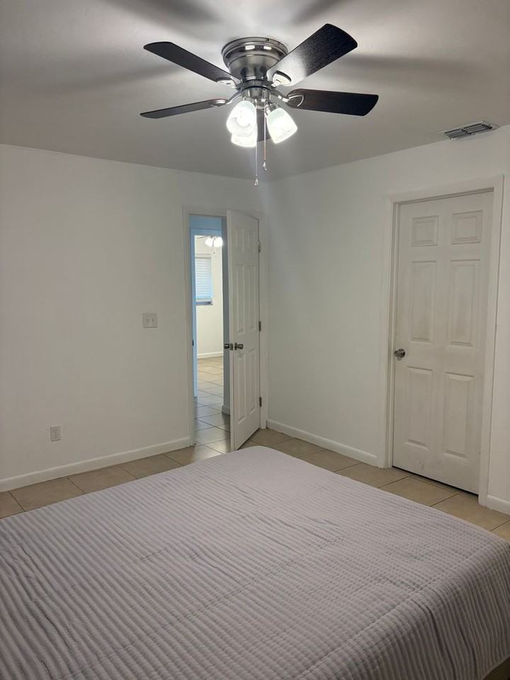 1015 Sw 48th Ter - Photo 5 of 10