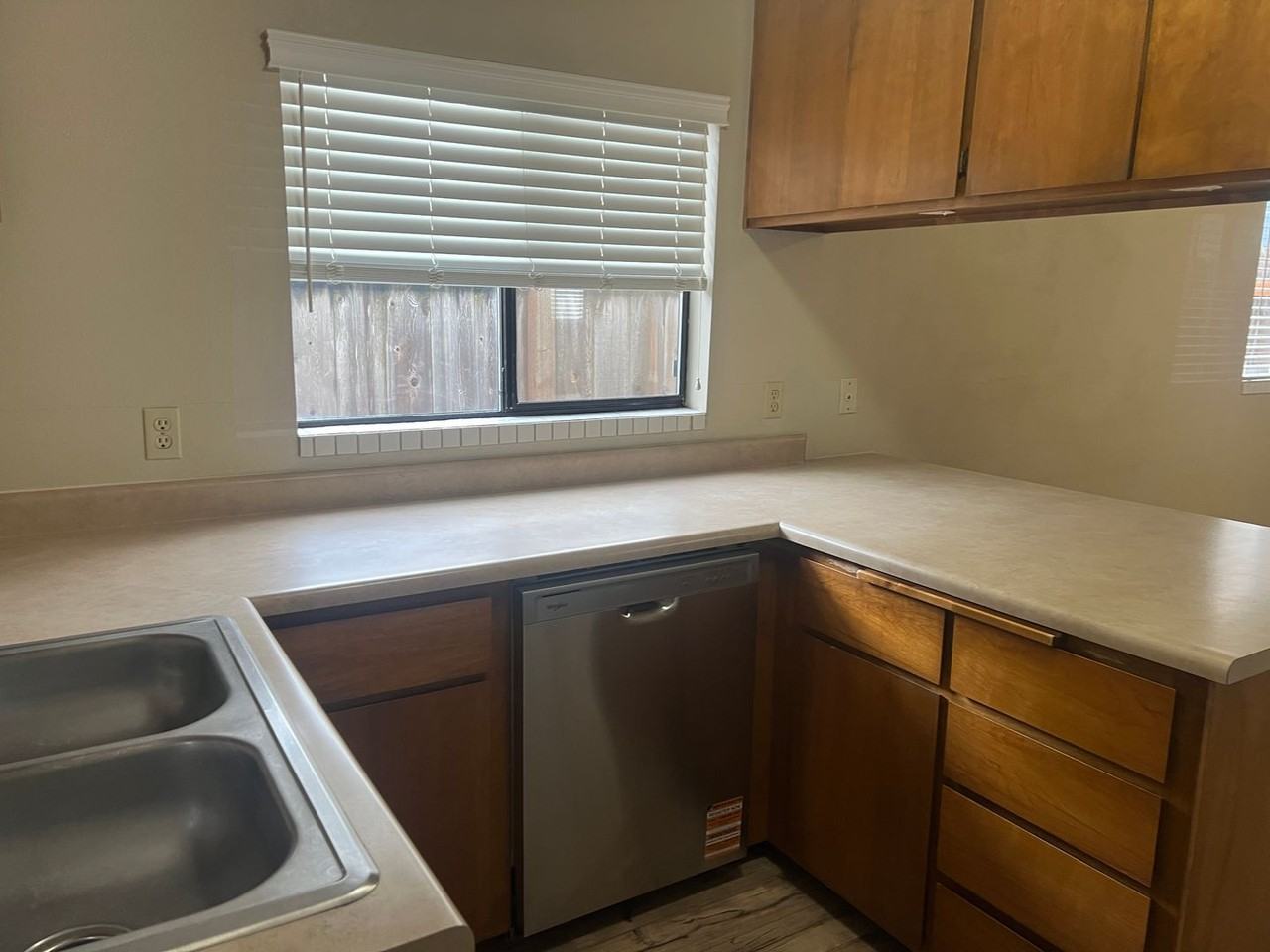 Queen Anne Ave - Photo 3 of 15