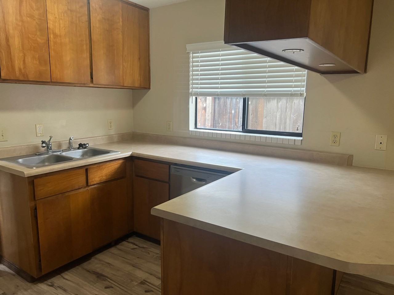 Queen Anne Ave - Photo 4 of 15