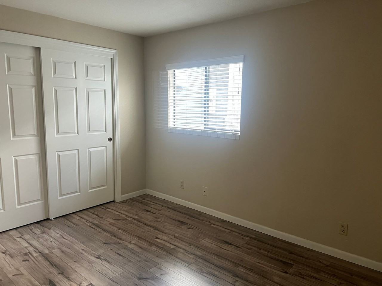 Queen Anne Ave - Photo 7 of 15