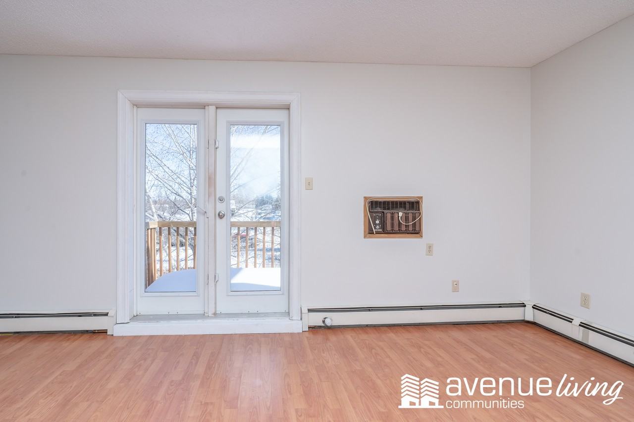 Evergreen Manor - Photo 4 of 13