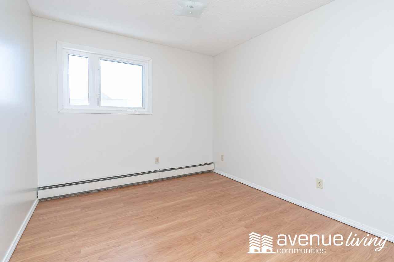 Evergreen Manor - Photo 6 of 13