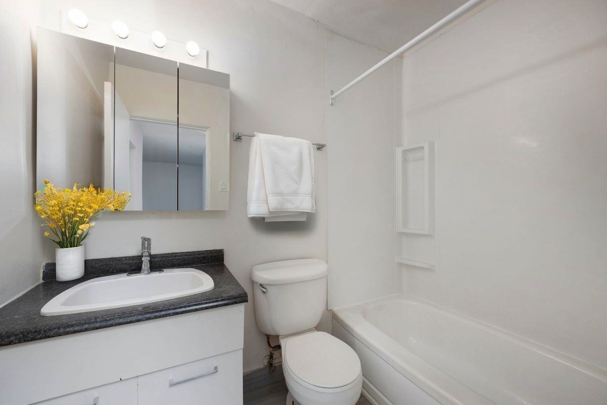 Hillside Manor - Photo 4 of 6