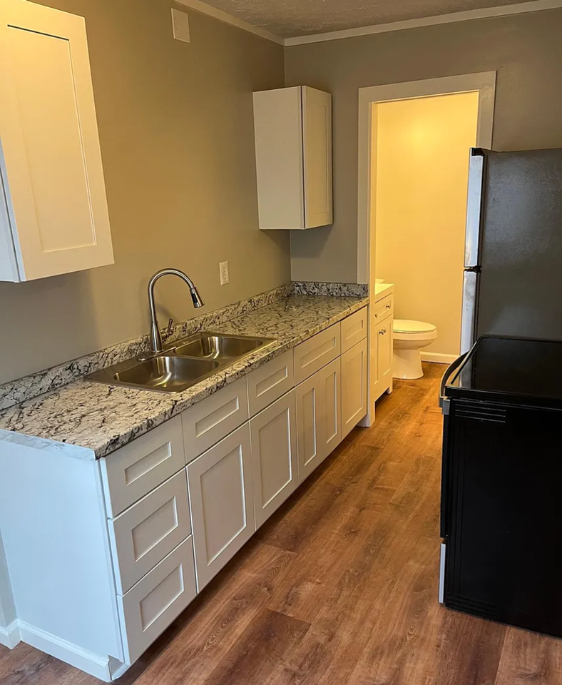 1613 Newton St - Photo 6 of 15