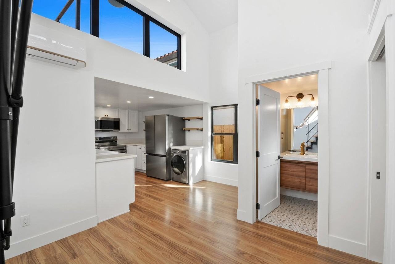 1105 Stanford Ave - Photo 2 of 11