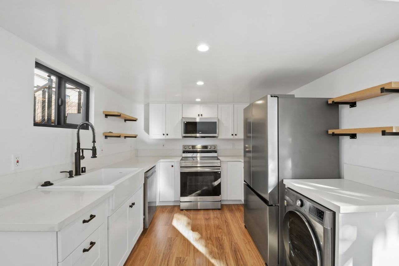 1105 Stanford Ave - Photo 3 of 11