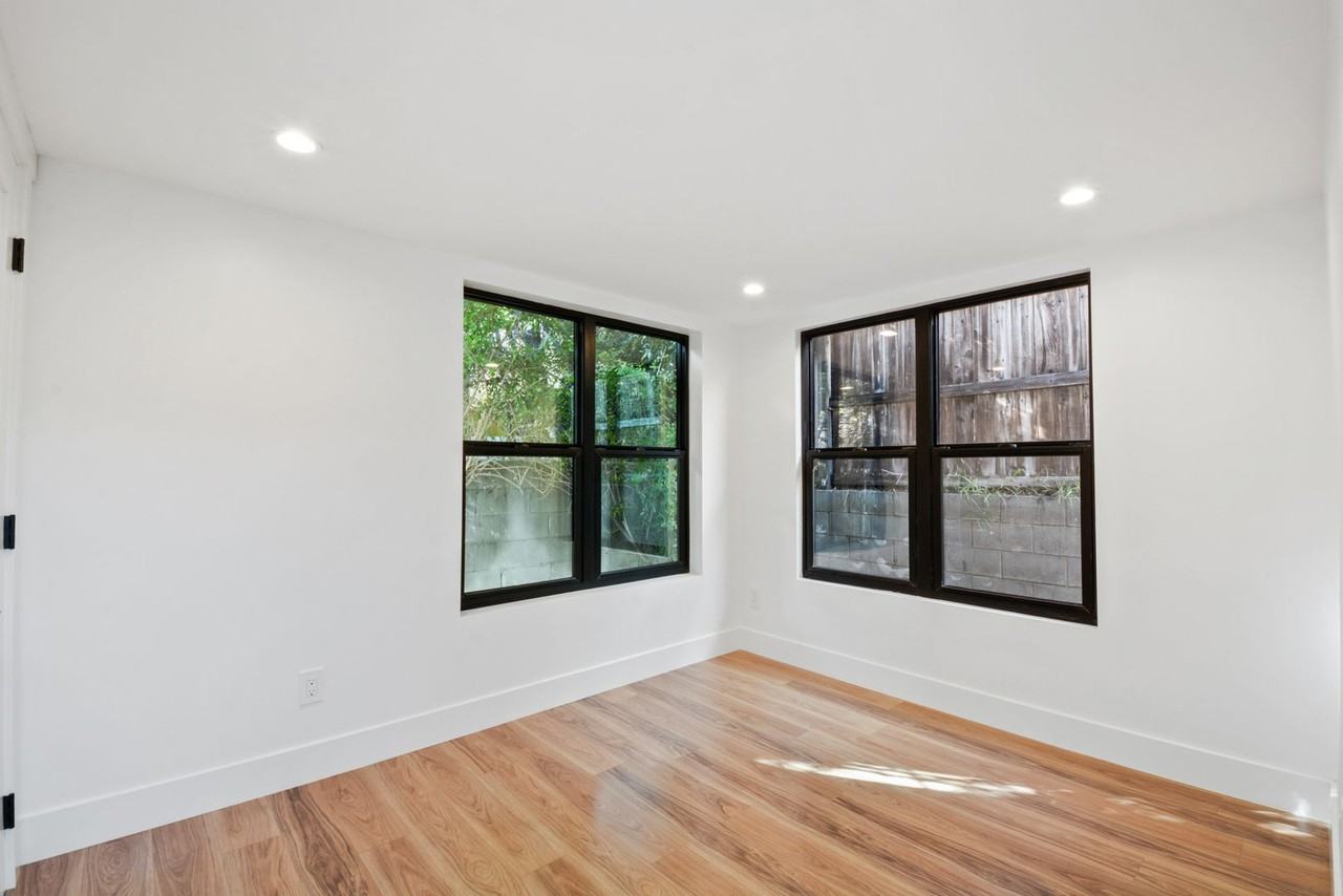 1105 Stanford Ave - Photo 4 of 11