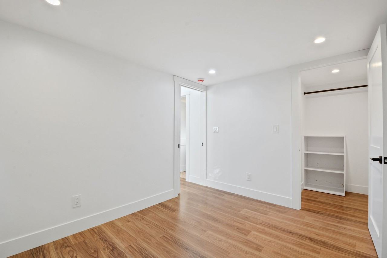 1105 Stanford Ave - Photo 5 of 11