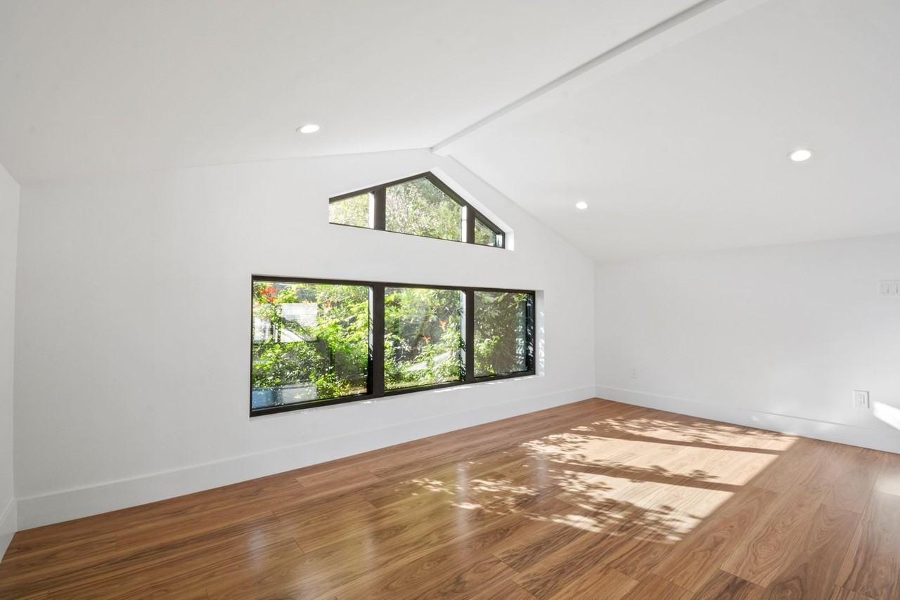 1105 Stanford Ave - Photo 6 of 11