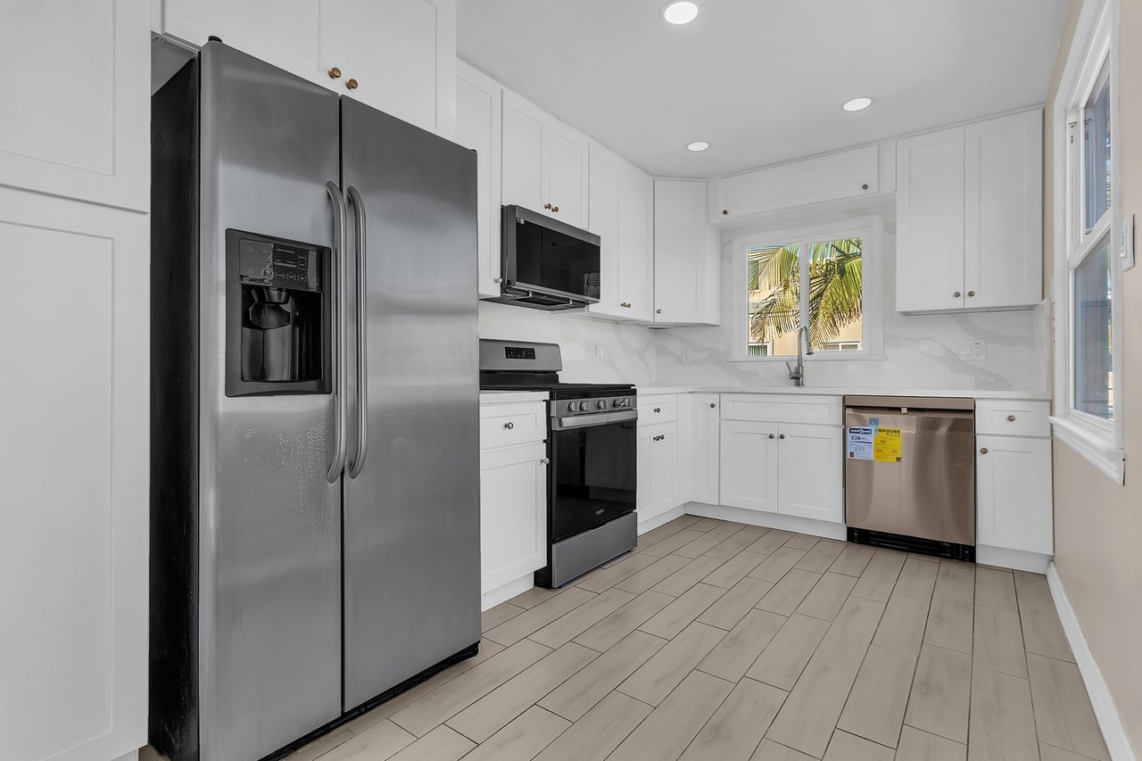 16865 Bayview Dr - Photo 4 of 27