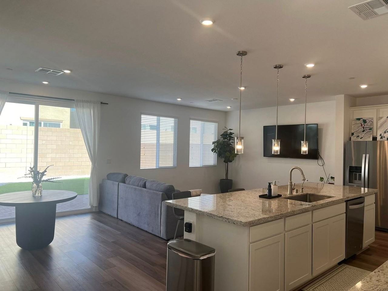 854 Benning St - Photo 6 of 9