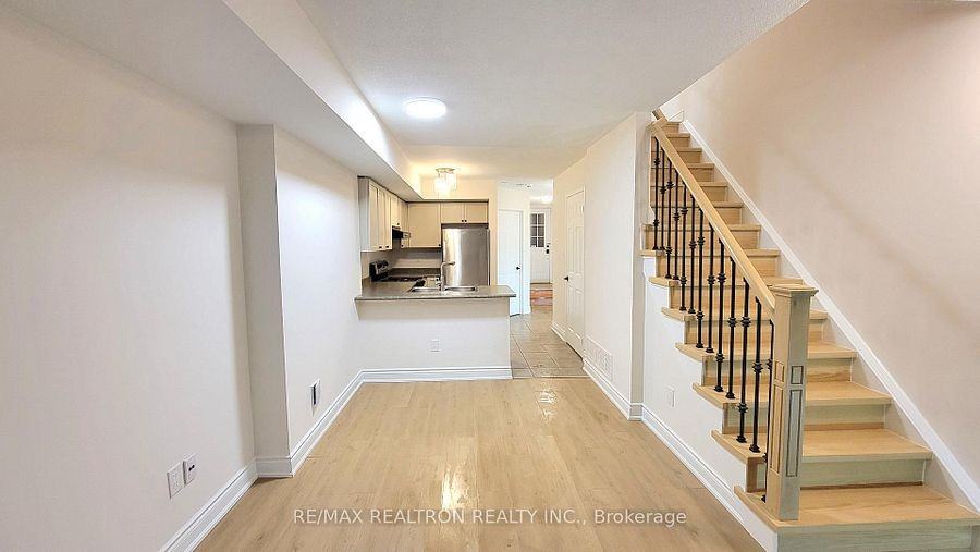 65 Turntable Crescent - Photo 2 of 15