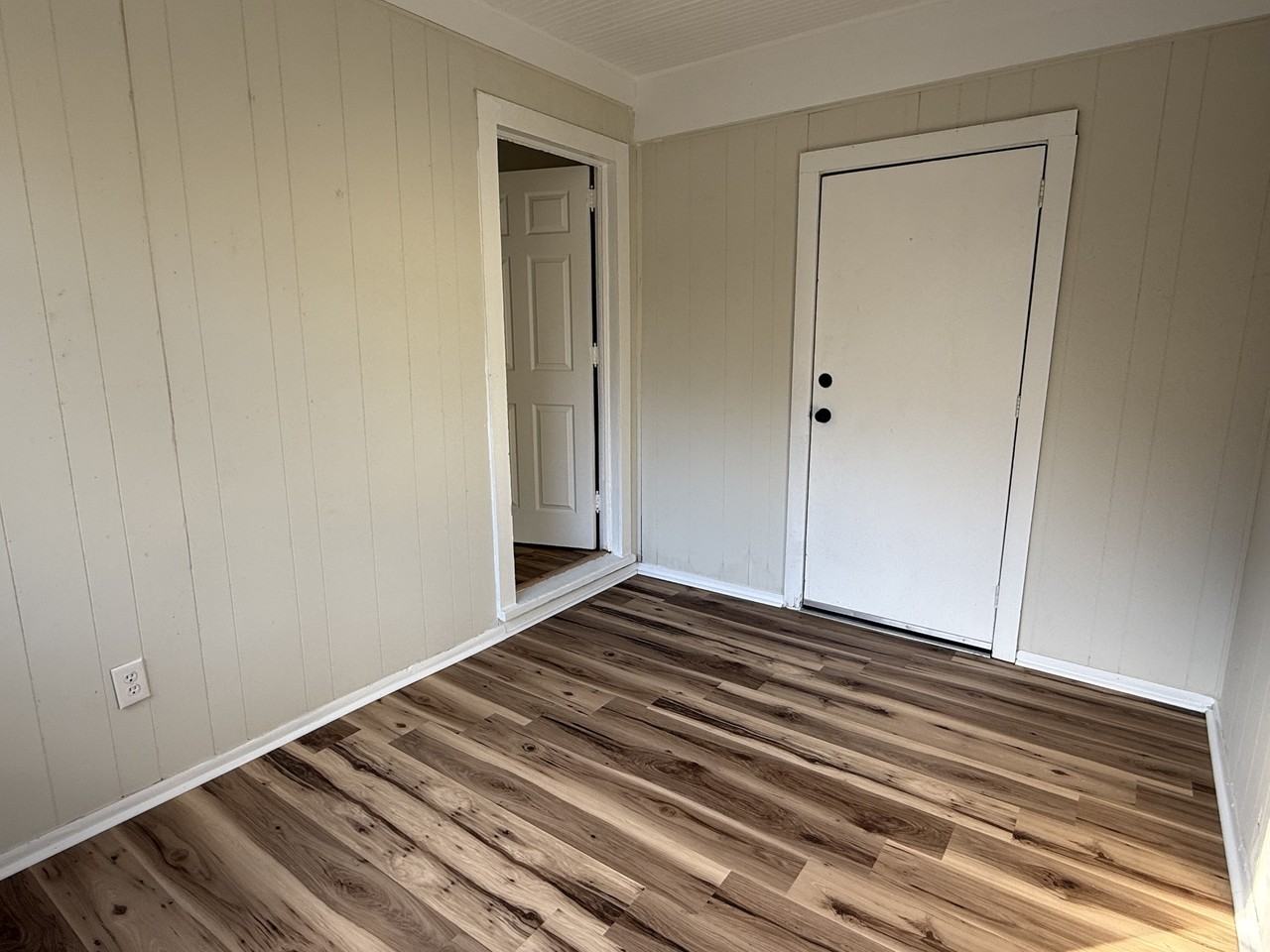 562 Woodbury Rd - Photo 3 of 24