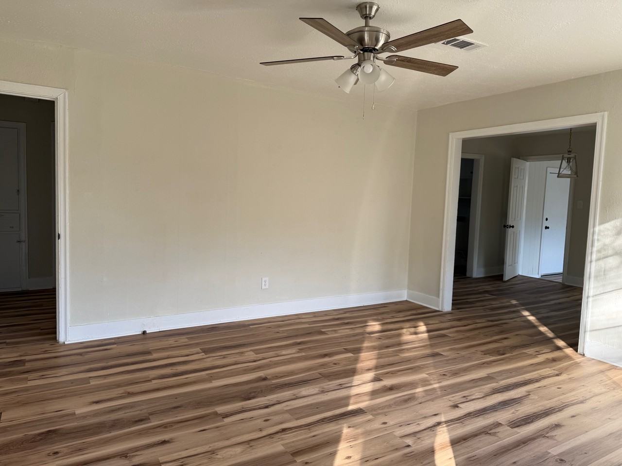 562 Woodbury Rd - Photo 5 of 24