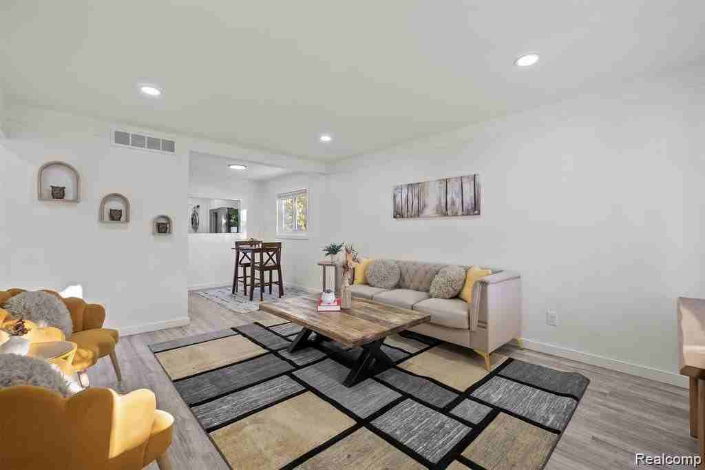 5749 Detroit St - Photo 2 of 15