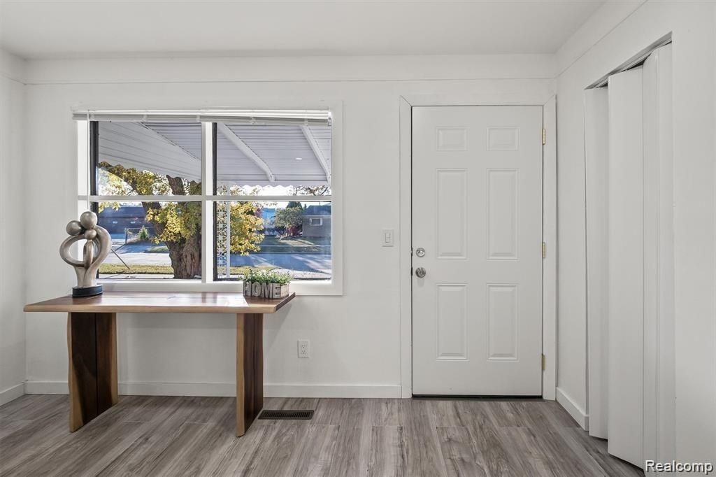 5749 Detroit St - Photo 3 of 15