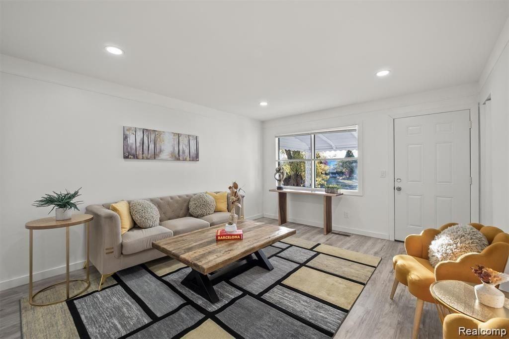 5749 Detroit St - Photo 4 of 15