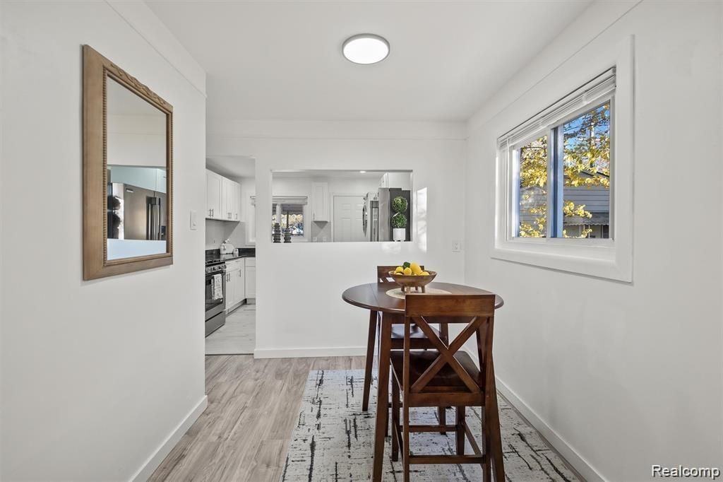 5749 Detroit St - Photo 5 of 15