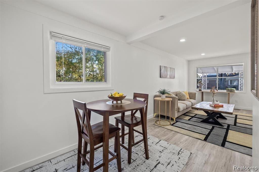 5749 Detroit St - Photo 6 of 15