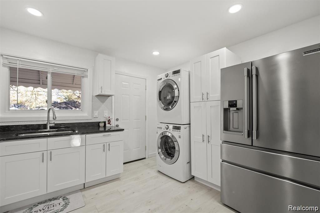 5749 Detroit St - Photo 7 of 15