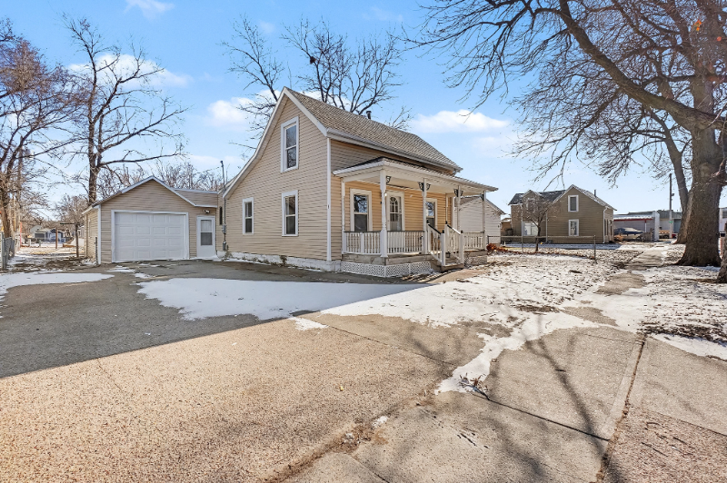 92 S Clarkson St - Photo 3 of 16