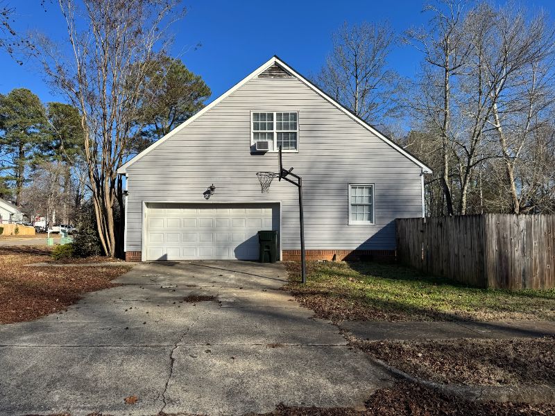 135 Suffolk Dr - Photo 4 of 20