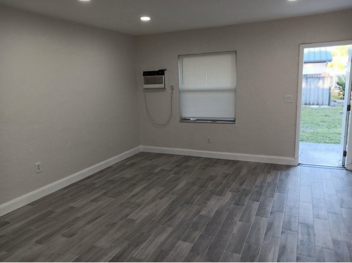 309 Ne 2nd St #4 - Photo 2 of 7