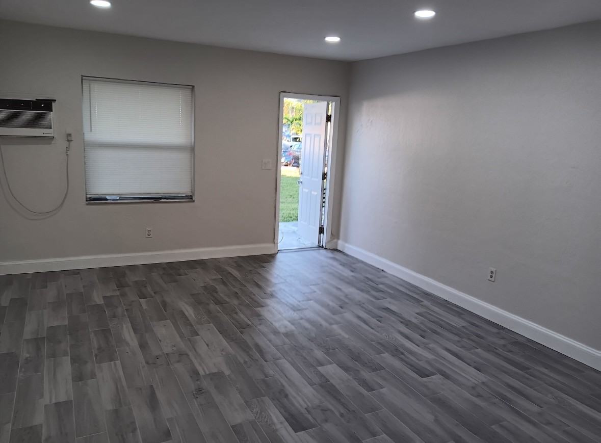 309 Ne 2nd St #4 - Photo 3 of 7