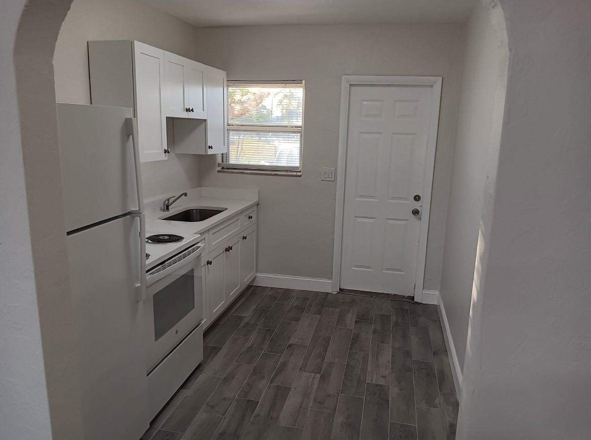 309 Ne 2nd St #4 - Photo 6 of 7