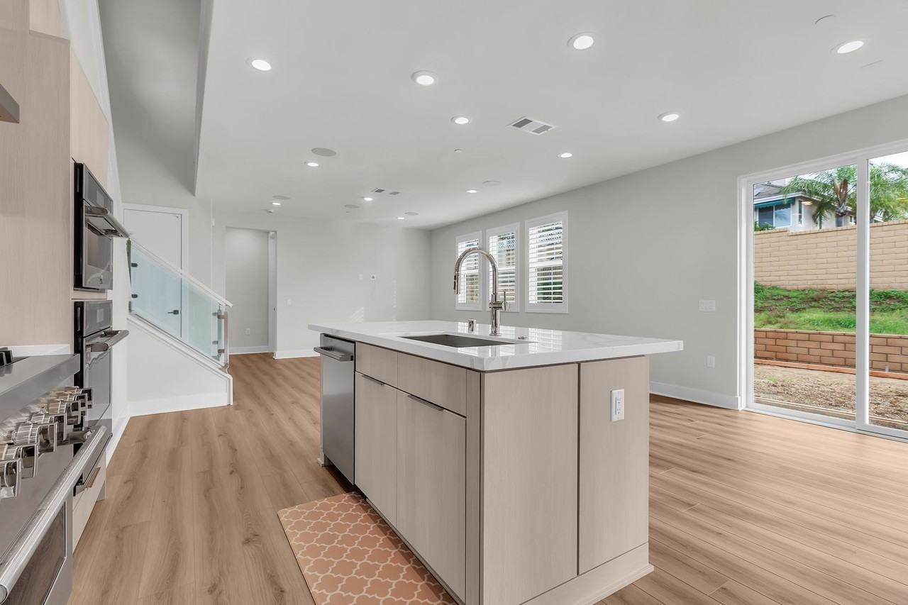 720 Olivier Dr - Photo 6 of 33