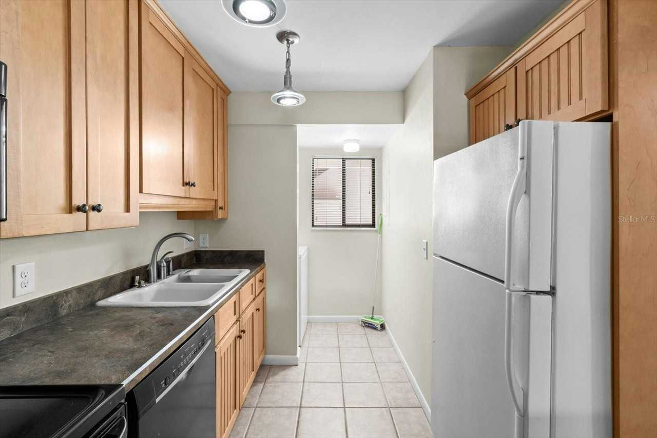 2851 Southwest 32nd Avenue - Photo 4 of 27