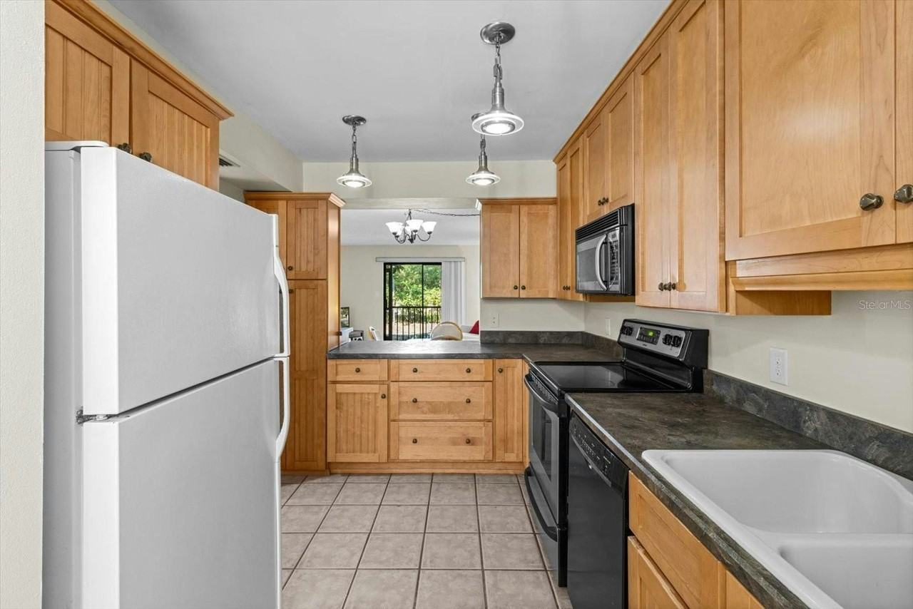 2851 Southwest 32nd Avenue - Photo 5 of 27