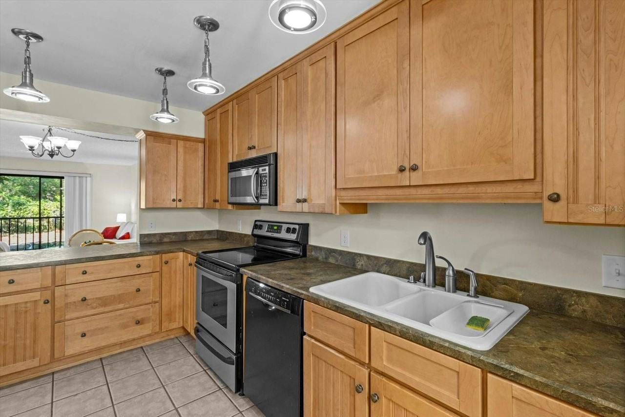 2851 Southwest 32nd Avenue - Photo 6 of 27