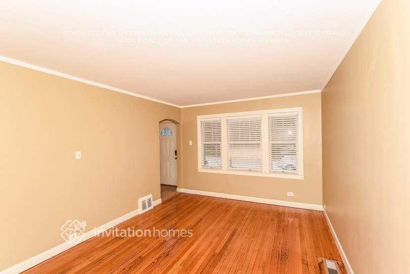 9625 S Maplewood Ave - Photo 4 of 26